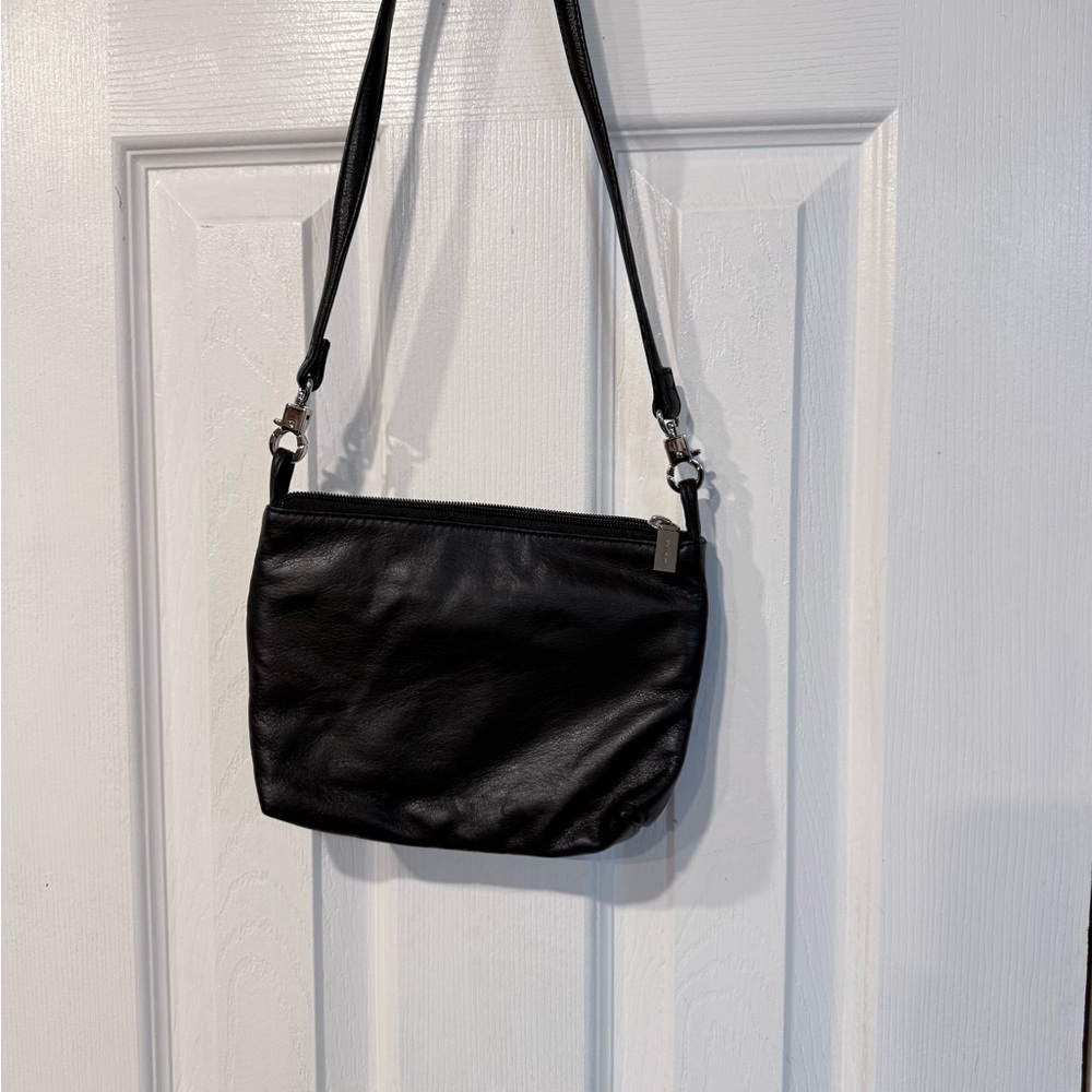 Perlina Elegant Black Leather Shoulder Bag - Picture 3 of 4